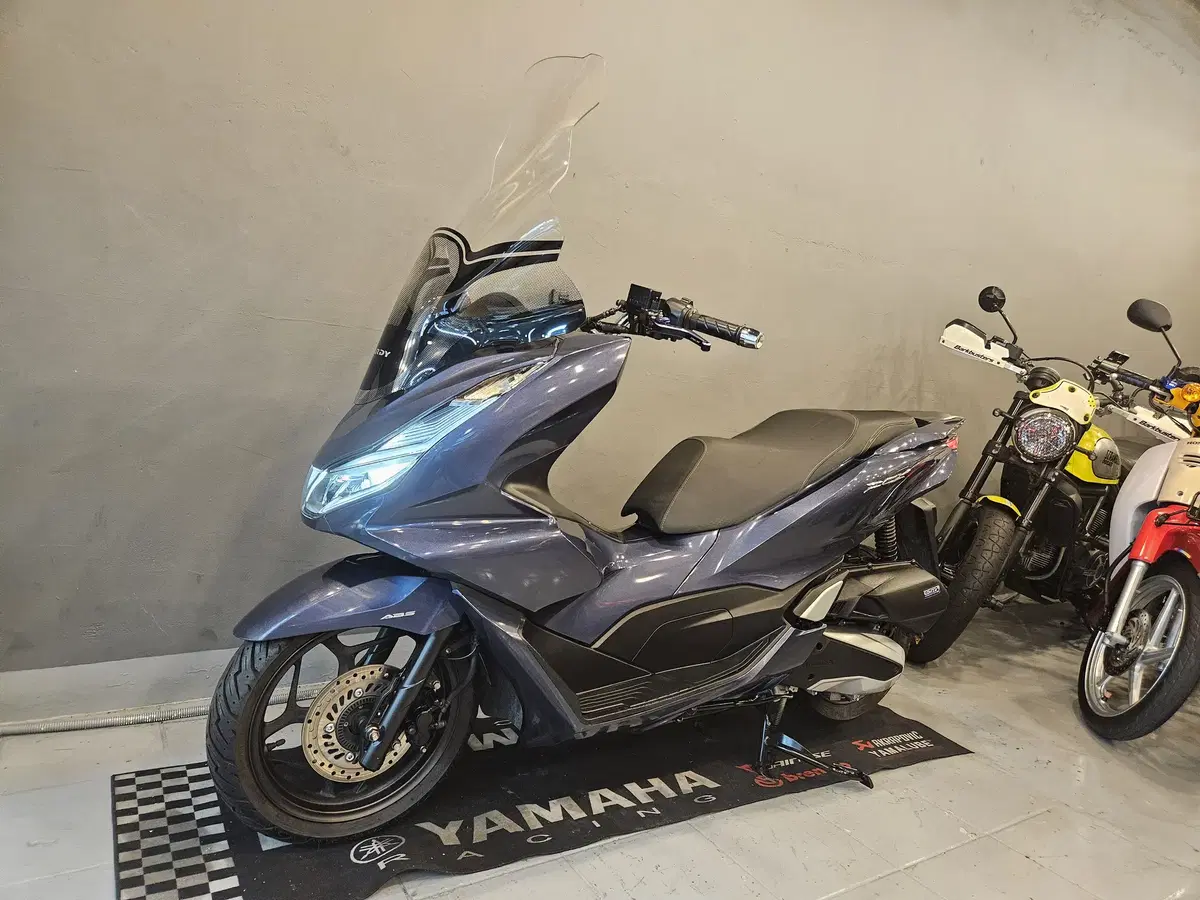 부산 PCX125 ABS 21년식 블루메탈릭 5만키로  차량 판매합니다.